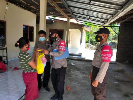 POLRI dan TNI Salurkan Sembako untuk Masyarakat Desa Bungkulan yang Terdampak Pandemi Covid-19